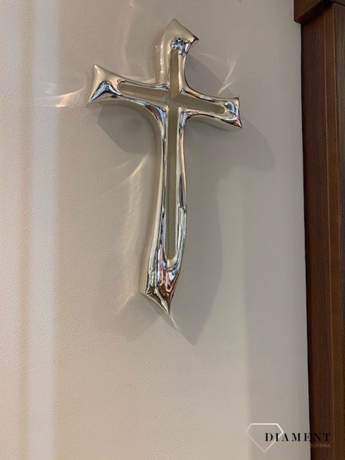 Nowoczesny srebrny krzyż na ścianę VR 17850.jpg